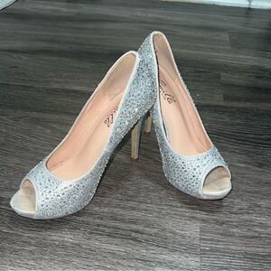 Camille La Vie Elegant Silver Peep-Toe Heels size 7